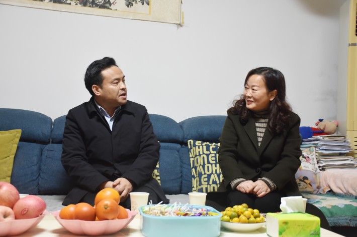 市委书记慰问顾昌华教授.jpg