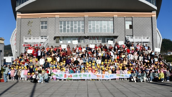 铜仁市第九幼儿园师生来铜仁市...